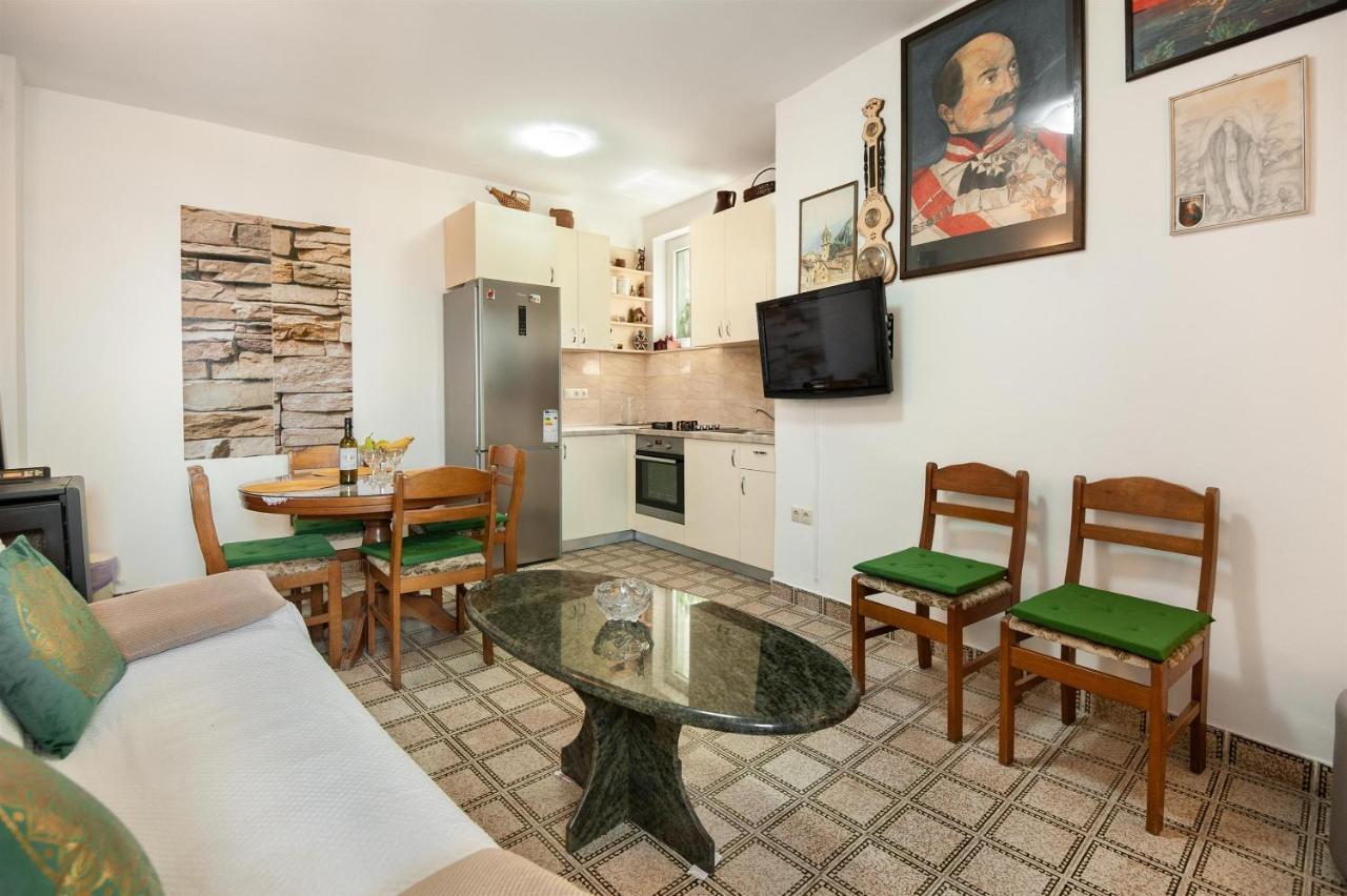 Apartments Antonija Omis Ngoại thất bức ảnh